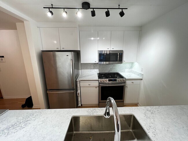 Building Photo - Modern Condo in the heart of North Beach