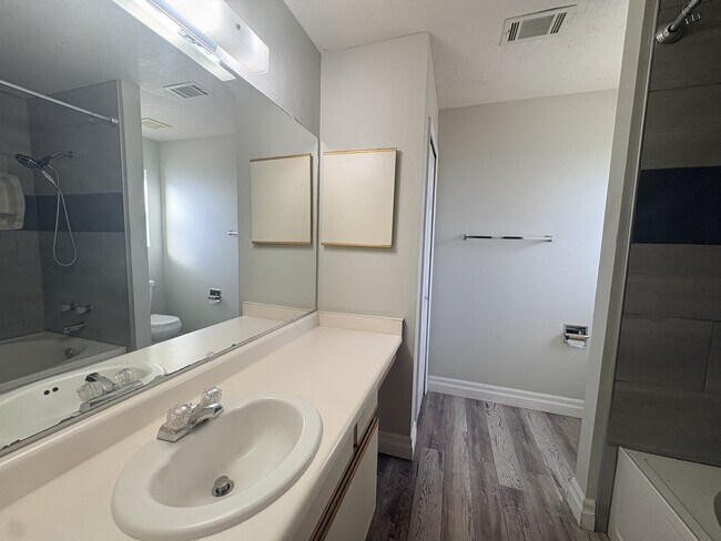 Building Photo - 4049 Montreal Loop NE