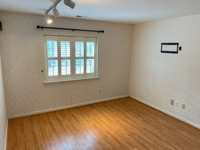 Building Photo - Gorgeous 2-Bedroom Townhome Near the Art Museum! One-Car Garage Included!