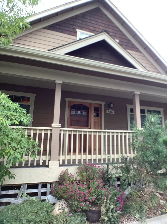 Building Photo - Three bed home with Den/Office in beautifu...
