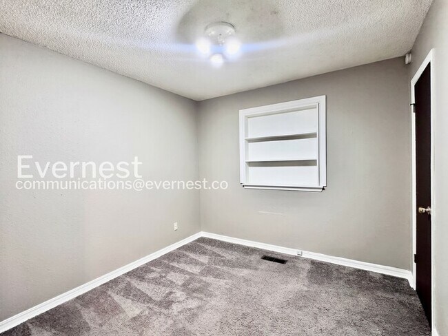 Building Photo - 4 Bed/2.5 Bath Home with Fenced Yard & Garage / Available Now!