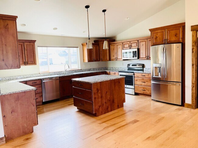 Building Photo - High-end home with 3 car garage and panoramic views of Big Mountain!