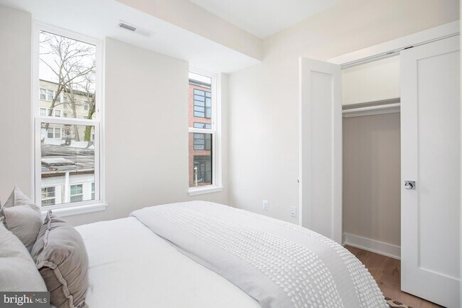 Building Photo - 1421 Spring Rd NW