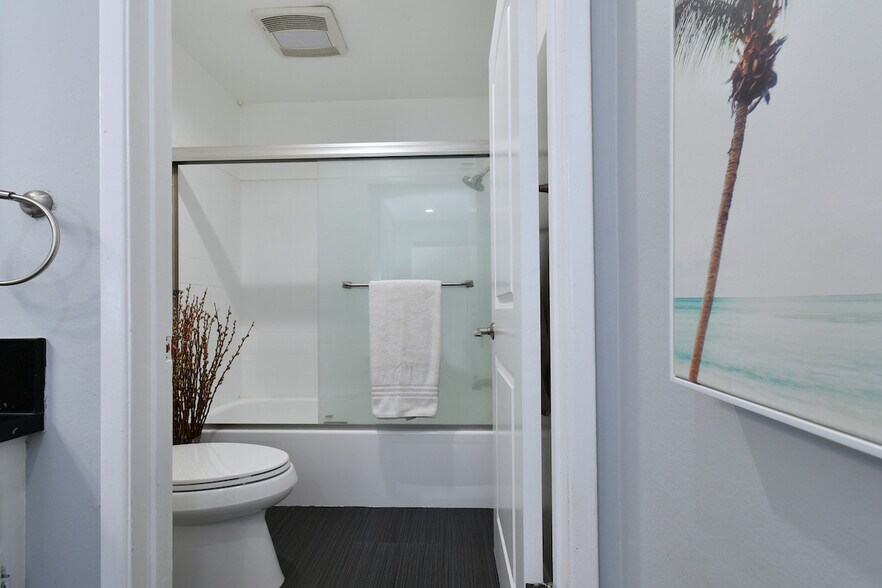 Building Photo - 1351 N Crescent Heights Blvd