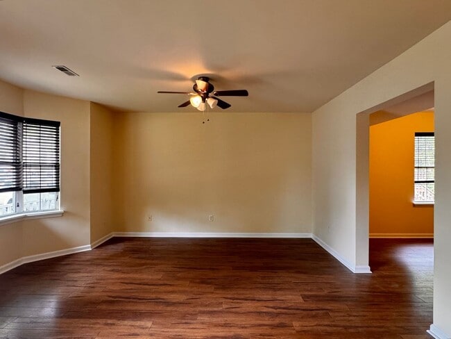 Building Photo - Briarwood Townhome close to NGIC and Hollymead Town Center!