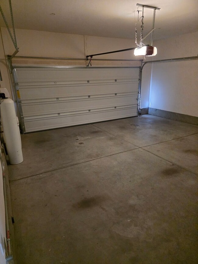 Building Photo - Murrieta 4 Bedroom Home with Solar in Gated Community!