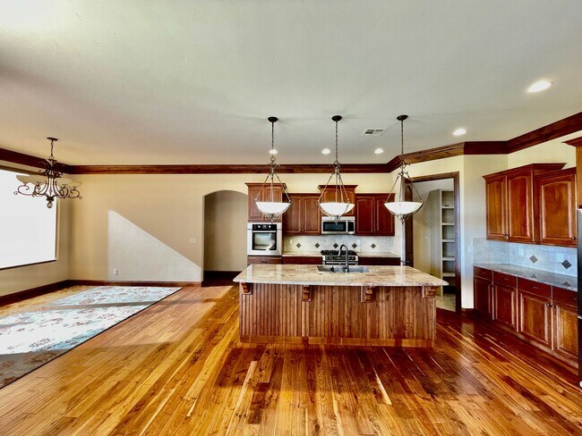 Building Photo - Beautiful Pet-Friendly Home on Green Springs Golf Course