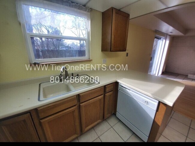 Building Photo - This property offers a NO DEPOSIT option a...