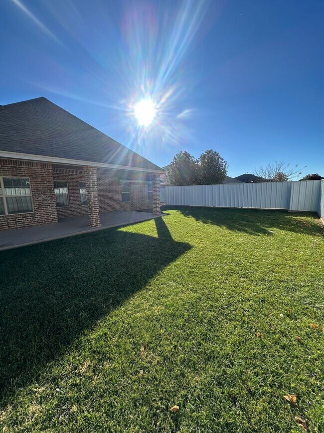 Building Photo - Stunning 4 Bed Home! 3 Car garage ! Mesa School District!