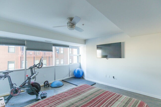 Building Photo - 701 W Lakeside Ave