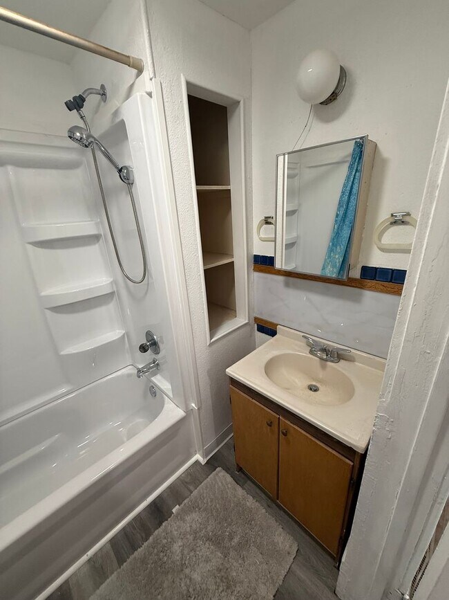 Building Photo - 426 1st St NW