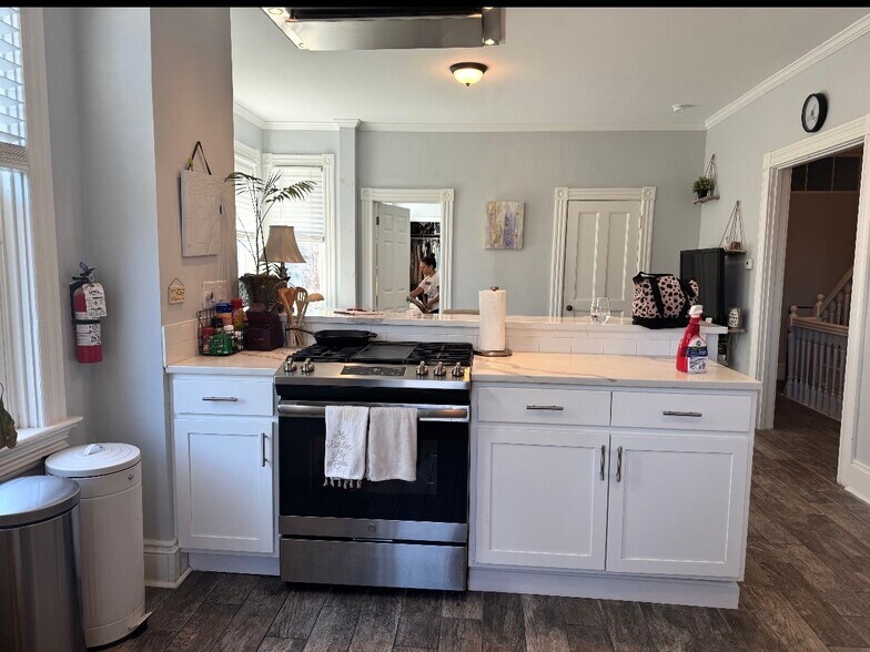 Building Photo - 27 Taber Ave