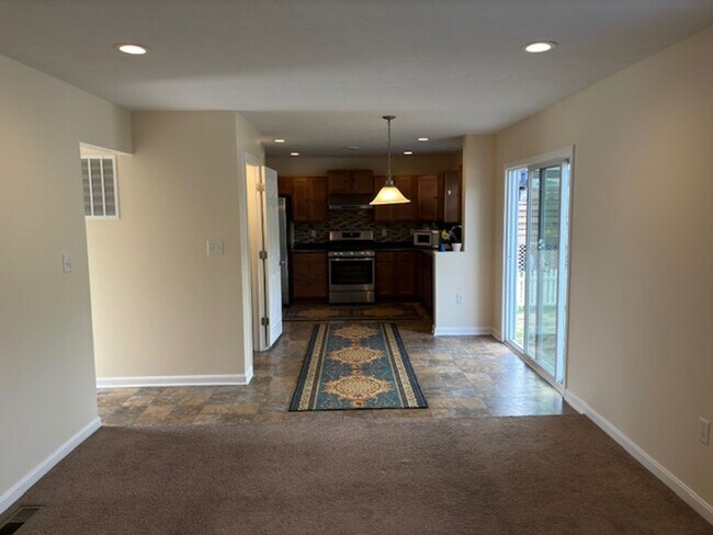 Building Photo - 422 Labrador Ln
