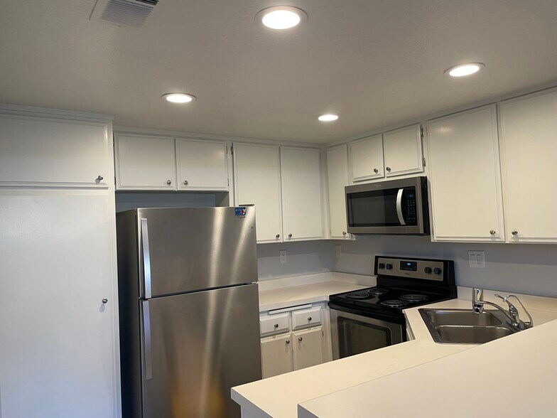 Building Photo - 6510 College Grove Dr