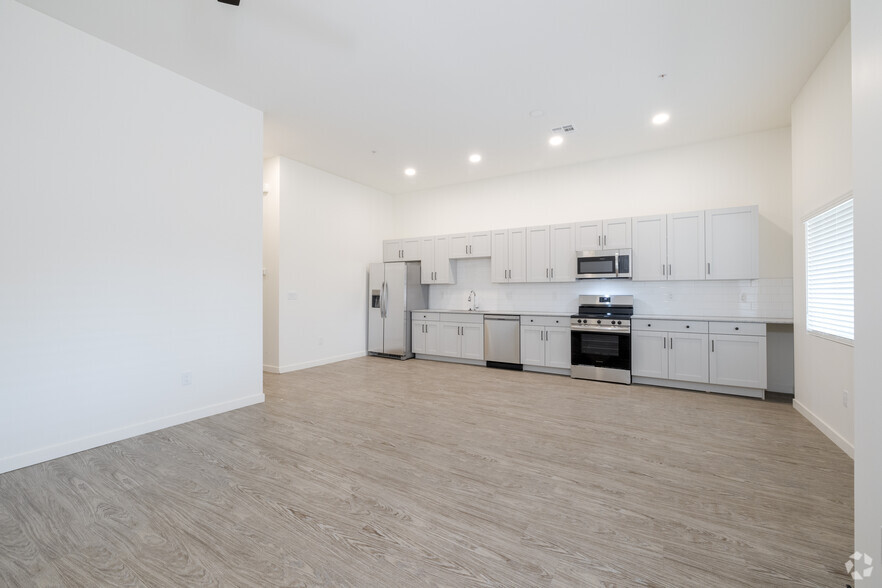 2BR, 2BA - 816-874SF - Kitchen - North Glen 38