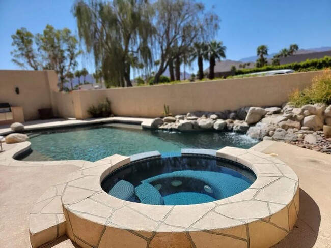 Pebble Tech Salt Water Pool/Spa - 72836 Mesa View Dr