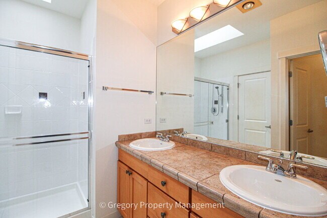 Building Photo - 13824 N Creek Dr