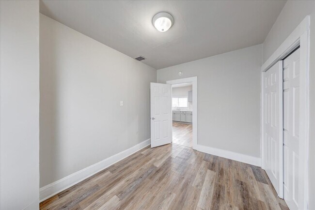 Building Photo - 1015 S Sheffield Ave