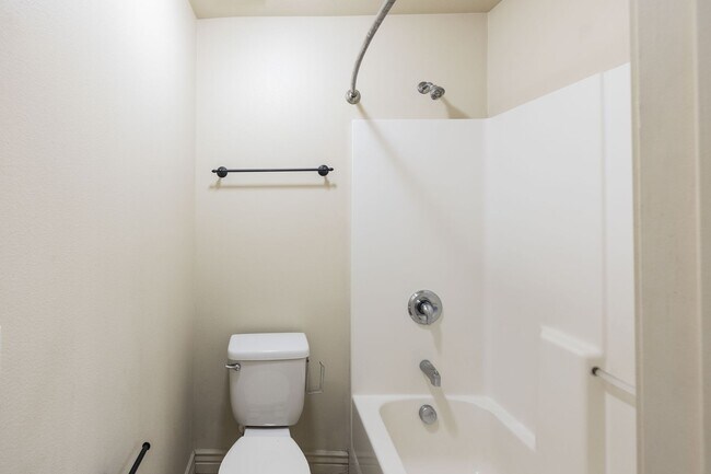 Building Photo - 2 BED 1 BATH TOWNHOME WITH COVERED PARKING IN AMMON - CITY UTILITIES INCLUDED