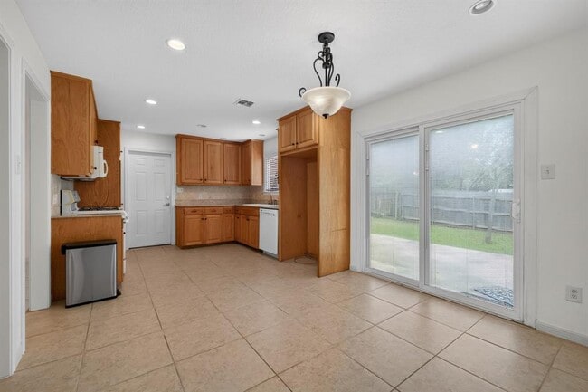 Building Photo - 1202 Knollpark Cir