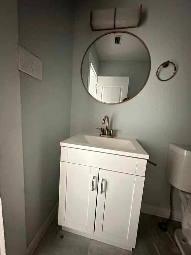 Building Photo - 410 Glover Ave