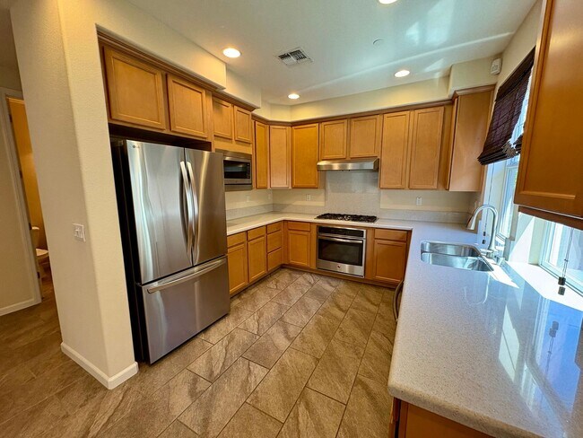 Building Photo - Spacious 4-Bedroom Townhouse