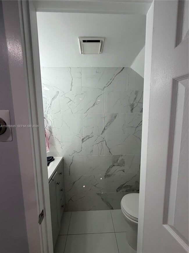 Building Photo - 844 W 41st St