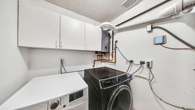 Building Photo - 6127 Parkside Dr