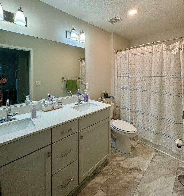 Building Photo - Large 4 Bedroom with Finished Basement - L...