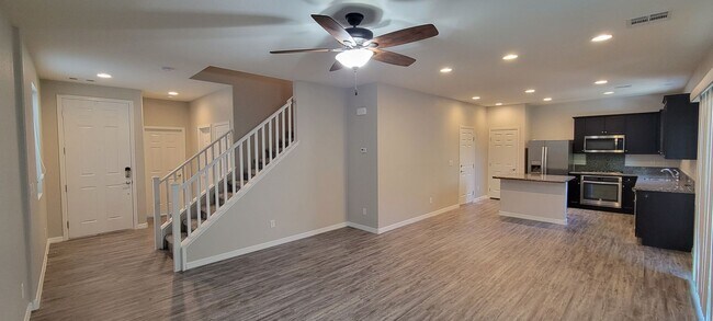 Building Photo - 4 bedroom plus roof top deck 1 bedroom dow...