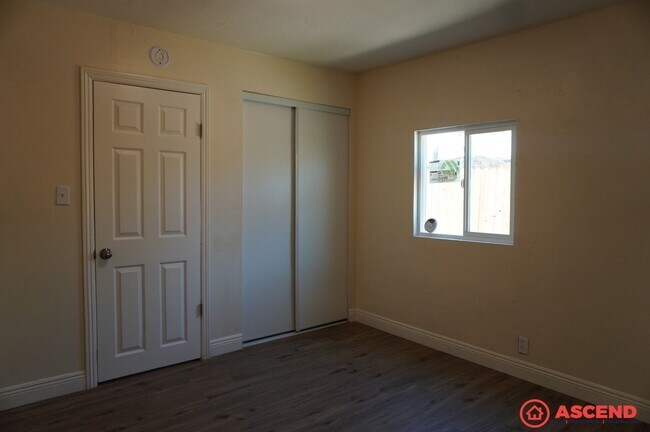 Building Photo - Cozy 2BD/1BA Home in Bakersfield's 93308 — Trash Included, Driveway & No Pets!