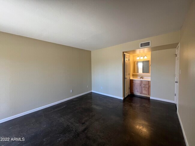 Building Photo - 1718 E Campbell Ave