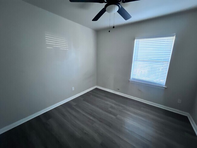 Building Photo - 5831 Belneath St