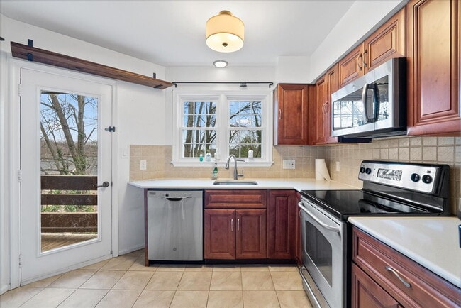 Building Photo - Classic Reston condo Offers Bright, Peaceful Court Living