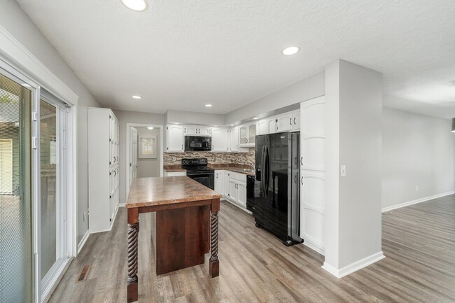 Building Photo - 2412 S Sheffield Cir