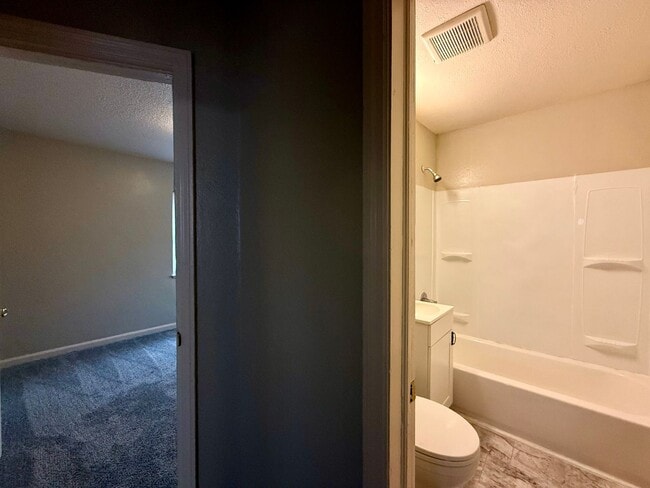 Building Photo - 713 S Oliver Ave