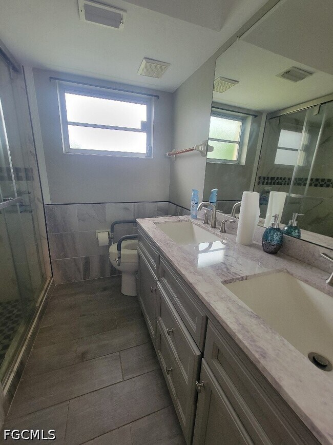 Building Photo - 10 Regency Ct