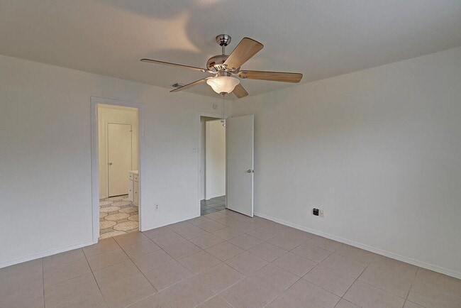 Building Photo - 7933 Elk Dr