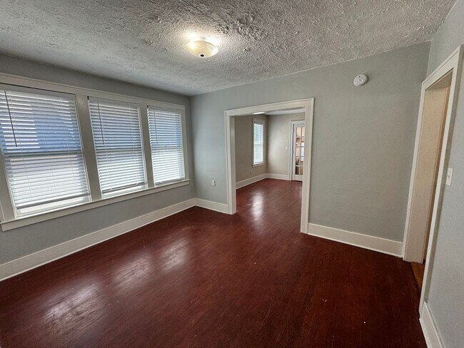 Building Photo - D035 - E Chesterfield 143