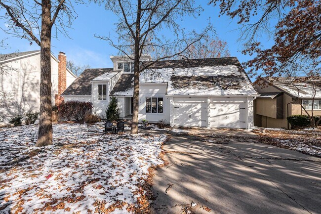 Building Photo - Renovated Lakefront 5 Bedroom Home with 2 Garages!