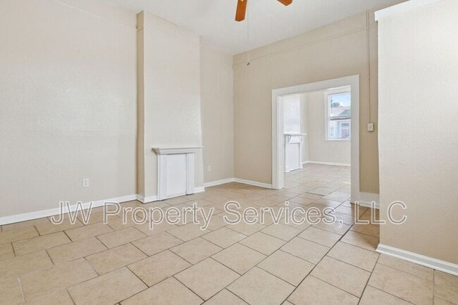 Building Photo - 2400 Dumaine St