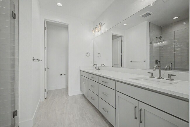 Building Photo - 707 Saddle Dr