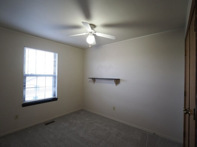Building Photo - 3 Bdrm, 2.5 Bath Home off of Powers!