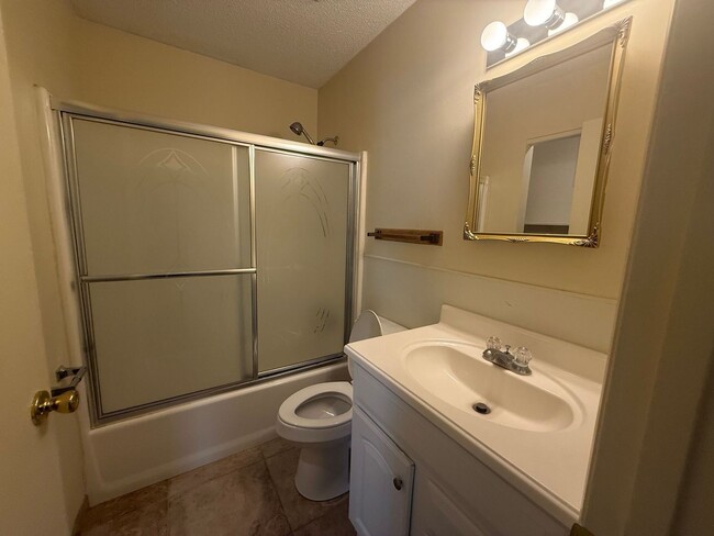 Building Photo - 2 bedroom, 1 bath Duplex