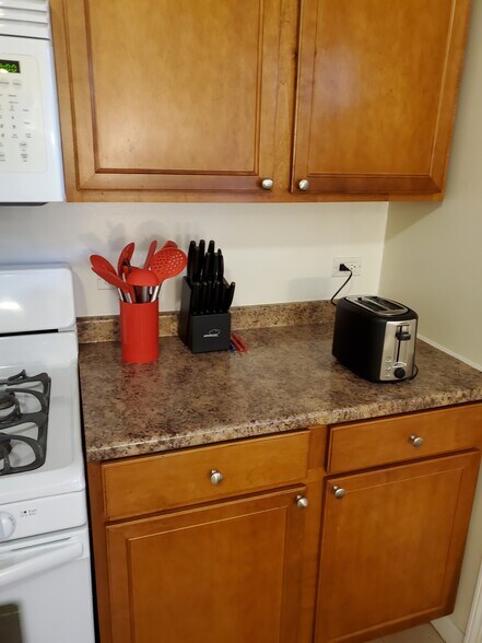Kitchen - 3034 N Drake Ave