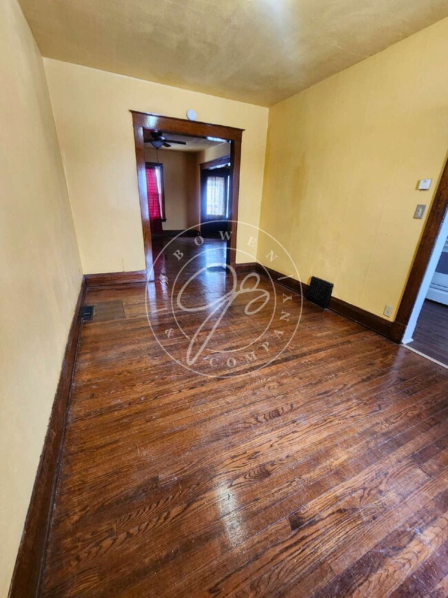 Building Photo - 2 bed 2 story townhouse! Individual basement! Front and back entrances with porch!