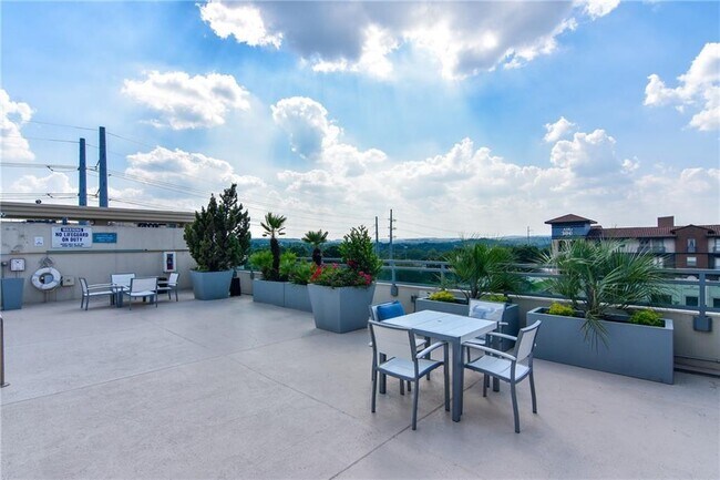 Building Photo - 300 Bowie St