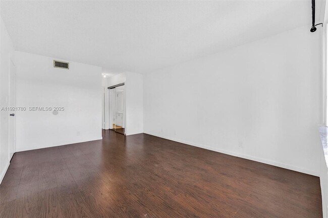 Building Photo - 230 Lakeview Dr