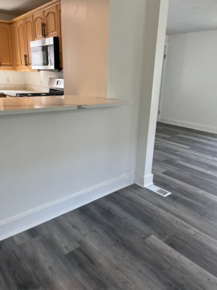 Building Photo - 337 St Lawrence Ave