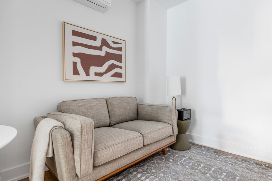 Primary Photo - 307 W 39th St